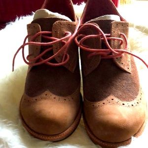 Women’s size 10 Jambi Suede Wing Toed-shoes.